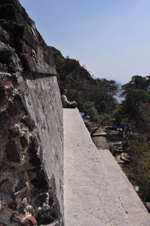 Momento de descanso sobre a pirâmide de Tepoztlán, no México